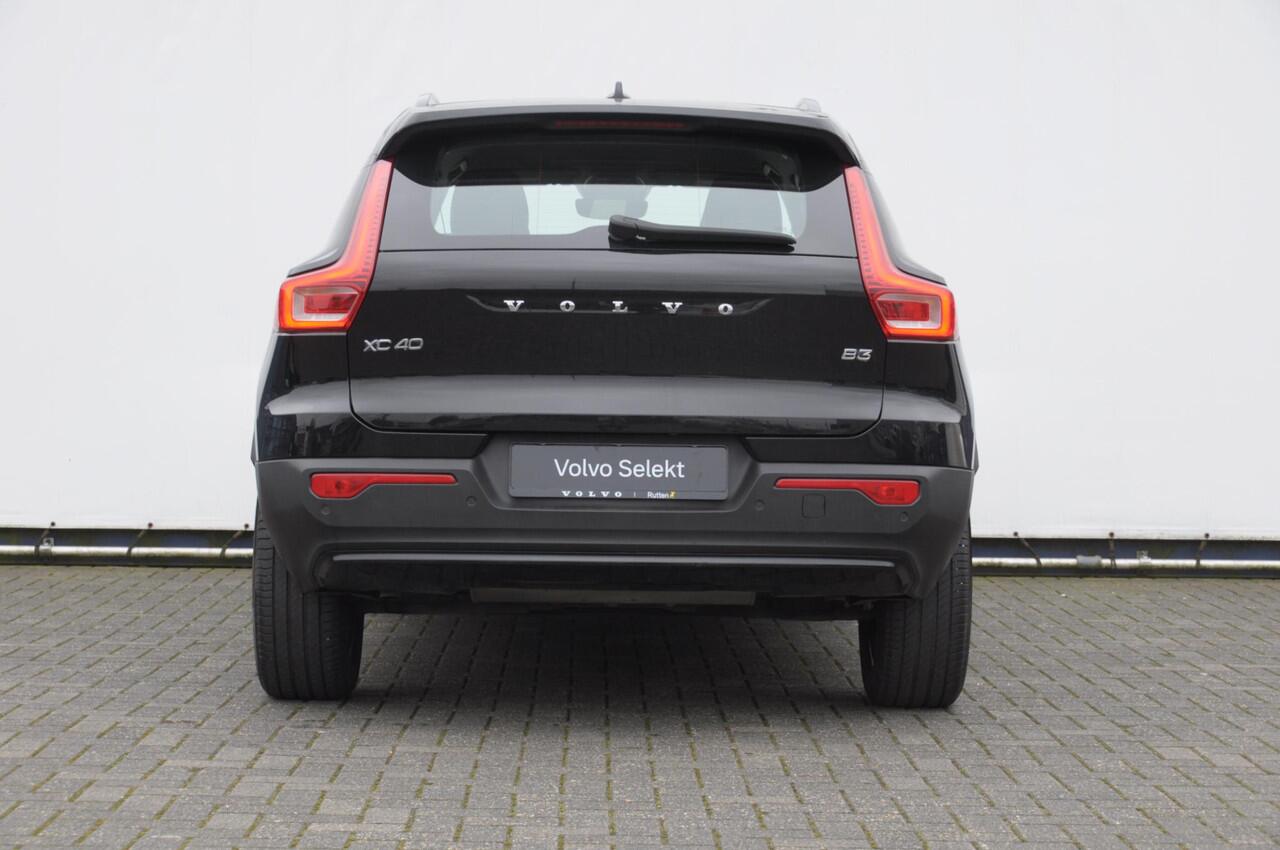 Volvo XC40 B3 177PK Automaat Plus Dark / Elektrische stoelen met geheugen / Keyless entry / Elektrische achterklep / Harman Kardon audio / Parkeersensoren met camera / stoel - en stuurwielverwarming /