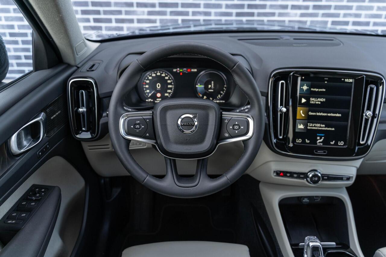 Volvo XC40 Plug-in Hybrid T4 Ultimate Bright | Trekhaak | Panoramadak | Adaptive Cruise control | Lederen Bekleding | Harman Kardon Audio | Stoel-/Stuurverwarming | Navigatie | Achteruitrijcamera | Parkeersensoren voor + achter | Apple Carplay / Android Auto |