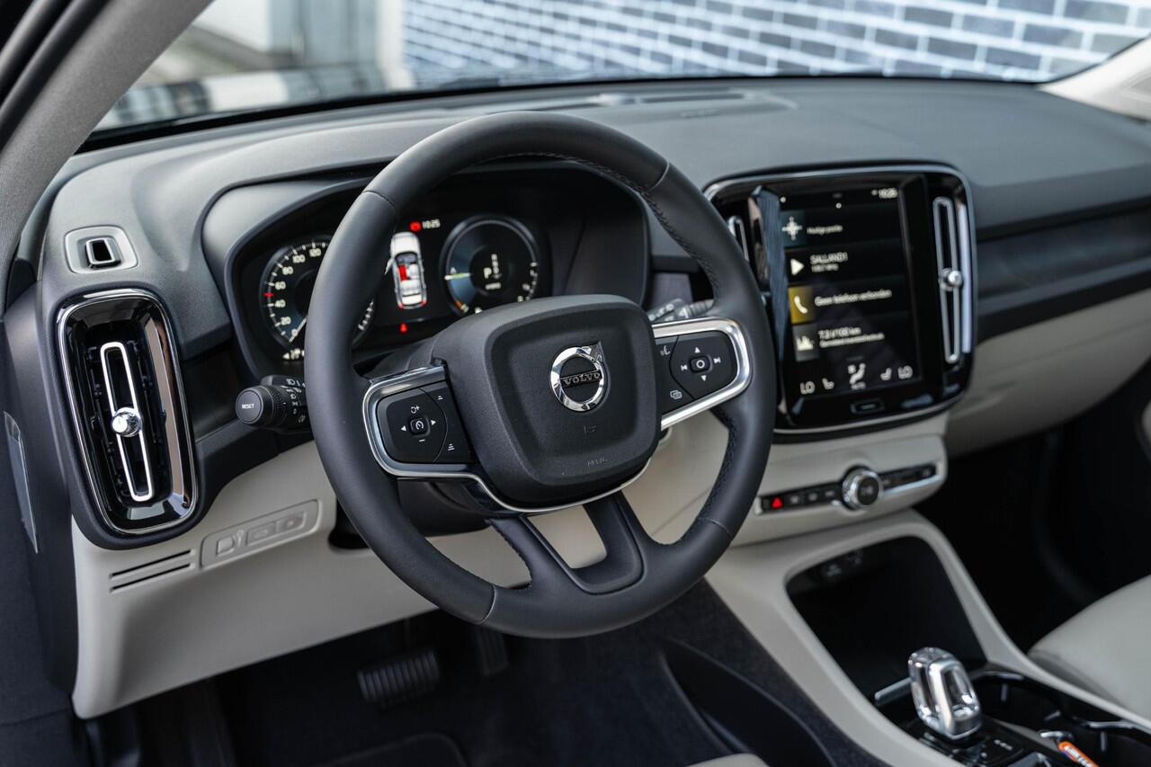 Volvo XC40 Plug-in Hybrid T4 Ultimate Bright | Trekhaak | Panoramadak | Adaptive Cruise control | Lederen Bekleding | Harman Kardon Audio | Stoel-/Stuurverwarming | Navigatie | Achteruitrijcamera | Parkeersensoren voor + achter | Apple Carplay / Android Auto |