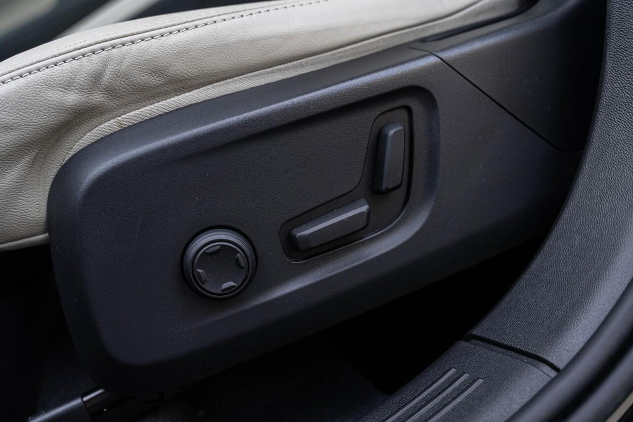 Volvo XC40 Plug-in Hybrid T4 Ultimate Bright | Trekhaak | Panoramadak | Adaptive Cruise control | Lederen Bekleding | Harman Kardon Audio | Stoel-/Stuurverwarming | Navigatie | Achteruitrijcamera | Parkeersensoren voor + achter | Apple Carplay / Android Auto |