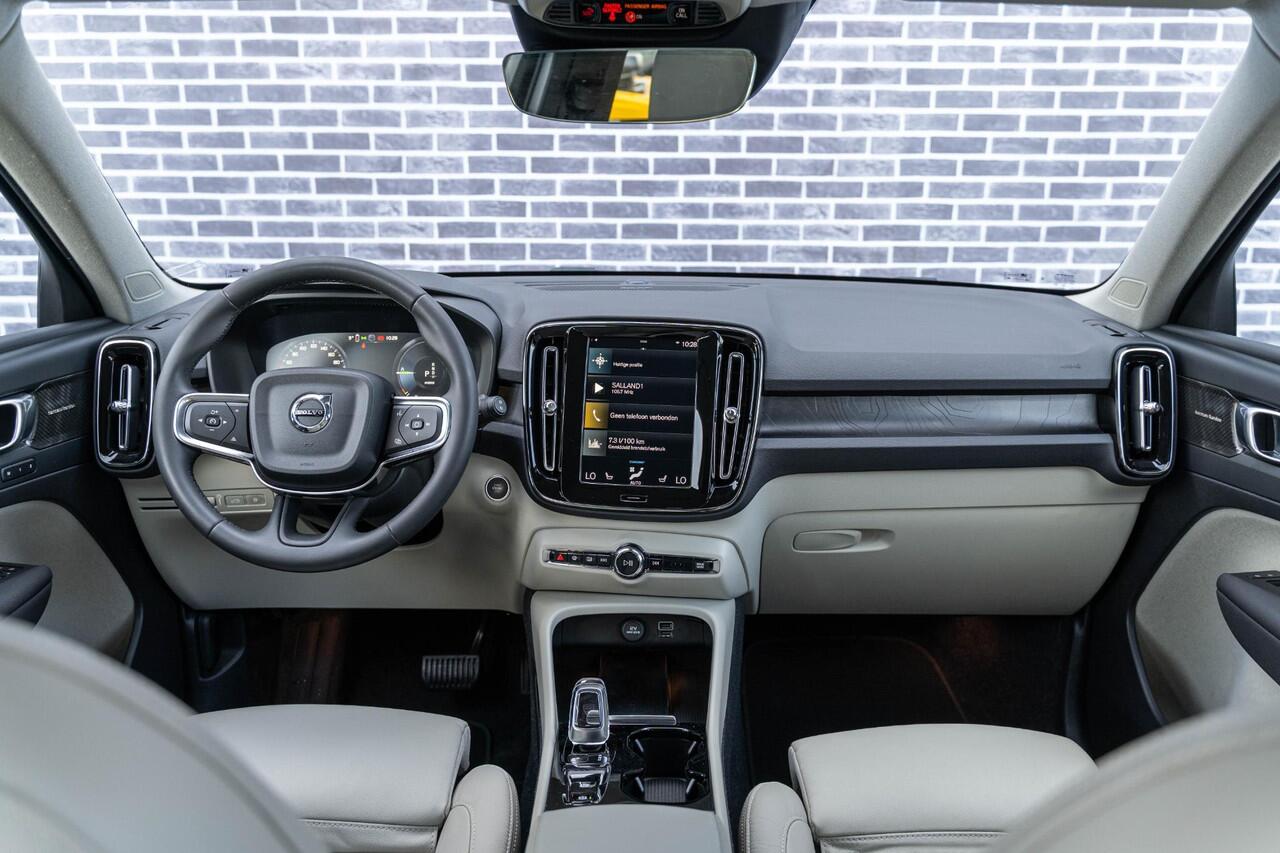 Volvo XC40 Plug-in Hybrid T4 Ultimate Bright | Trekhaak | Panoramadak | Adaptive Cruise control | Lederen Bekleding | Harman Kardon Audio | Stoel-/Stuurverwarming | Navigatie | Achteruitrijcamera | Parkeersensoren voor + achter | Apple Carplay / Android Auto |