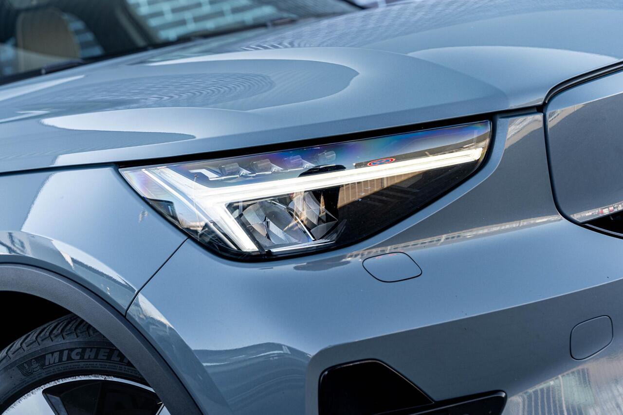 Volvo XC40 Recharge Twin AWD 78 kWh Ultimate | Trekhaak | Panoramadak | Lichtmetalen Velgen 20 inch | Warmtepomp | Harman Kardon Audio | BLIS | 360 Graden Camera | Elektrisch Verstelbare Voorstoelen | Keyless Entry