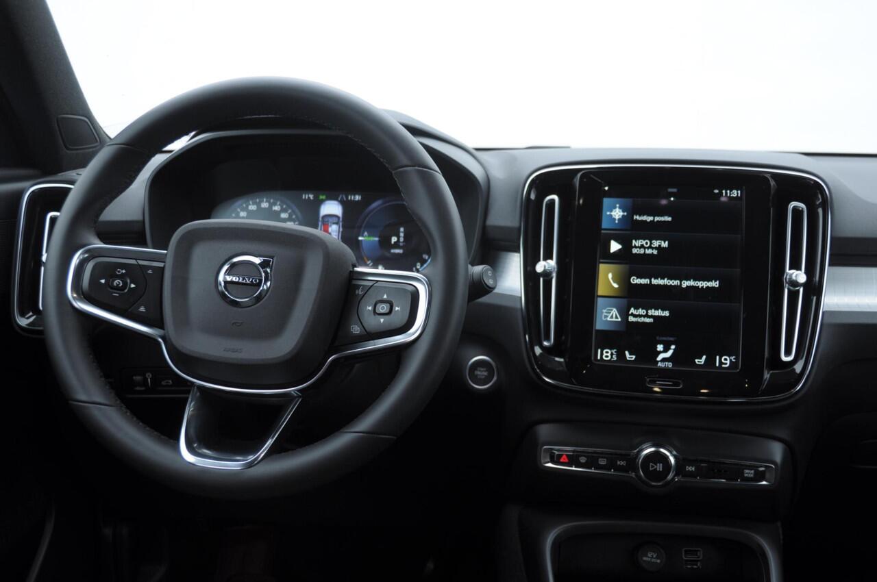 Volvo XC40 T4 211PK Automaat Plug-in hybrid Core Bright / Apple carplay / Parkeersensoren met camera / Stoelverwarming / Elektrische achterklep / Keyless entry / Parkeersensoren met camera