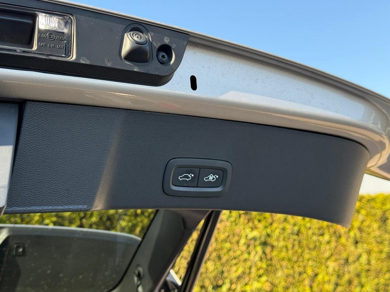 Volvo XC40 T5 Plug-in hybrid Ultimate Bright | Trekhaak | Panoramadak | Pilot Assist | 360 Camera