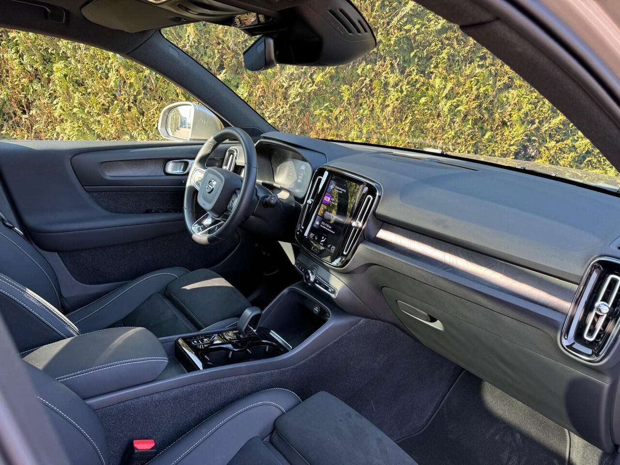 Volvo XC40 T5 Plug-in hybrid Ultimate Bright | Trekhaak | Panoramadak | Pilot Assist | 360 Camera