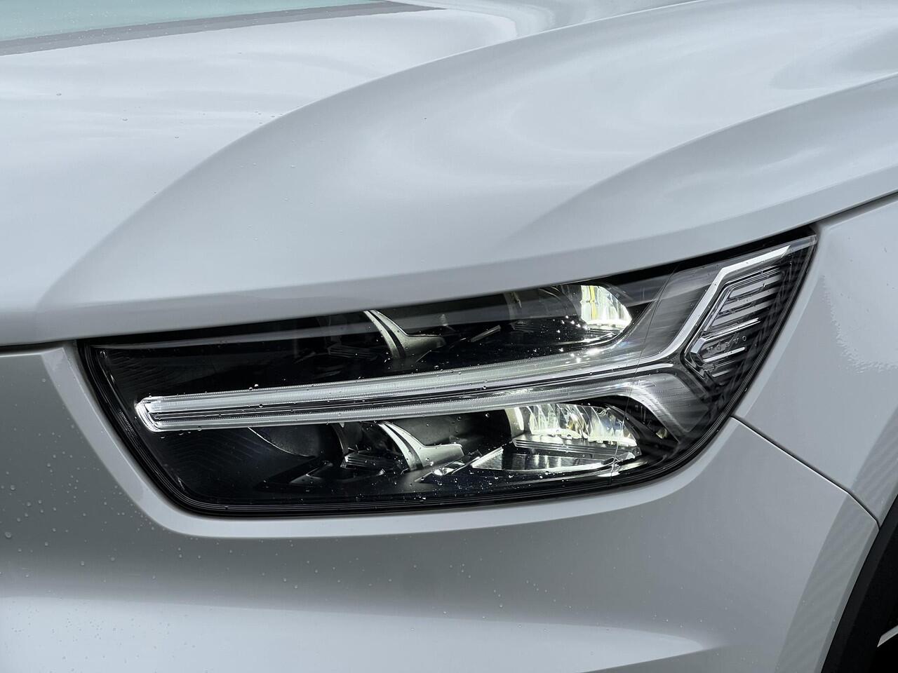 Volvo XC40 1.5 T2 R-Design Automaat, Panoramadak, Trekhaak semi elektrisch inklapbaar, Elektrisch verstelbare stoelen, Stoel- en stuurverwarming, Harman Kardon audio, 360 graden parkeercamera