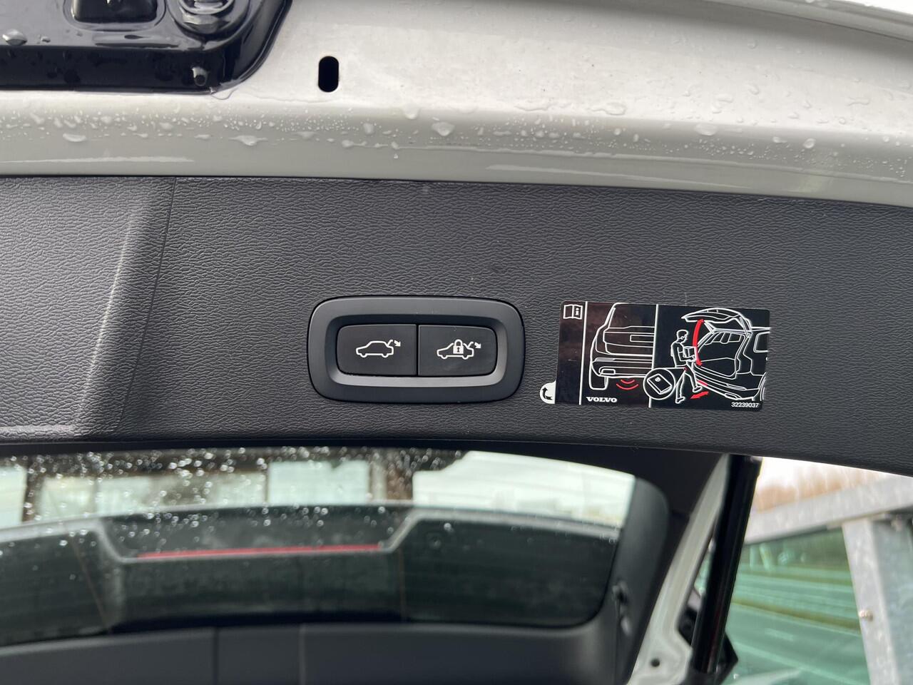 Volvo XC40 1.5 T2 R-Design Automaat, Panoramadak, Trekhaak semi elektrisch inklapbaar, Elektrisch verstelbare stoelen, Stoel- en stuurverwarming, Harman Kardon audio, 360 graden parkeercamera