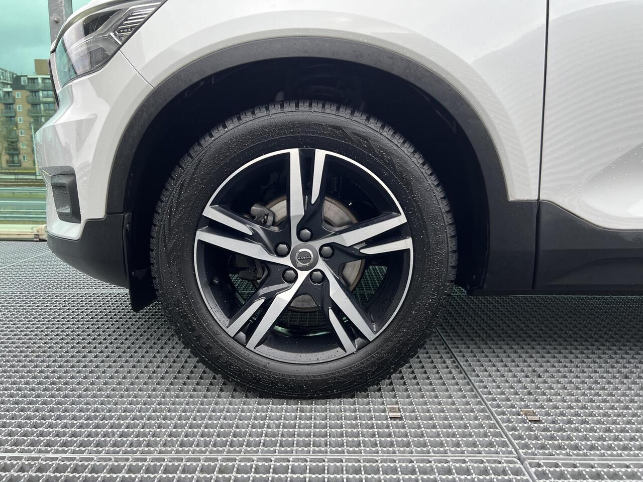 Volvo XC40 1.5 T2 R-Design Automaat, Panoramadak, Trekhaak semi elektrisch inklapbaar, Elektrisch verstelbare stoelen, Stoel- en stuurverwarming, Harman Kardon audio, 360 graden parkeercamera
