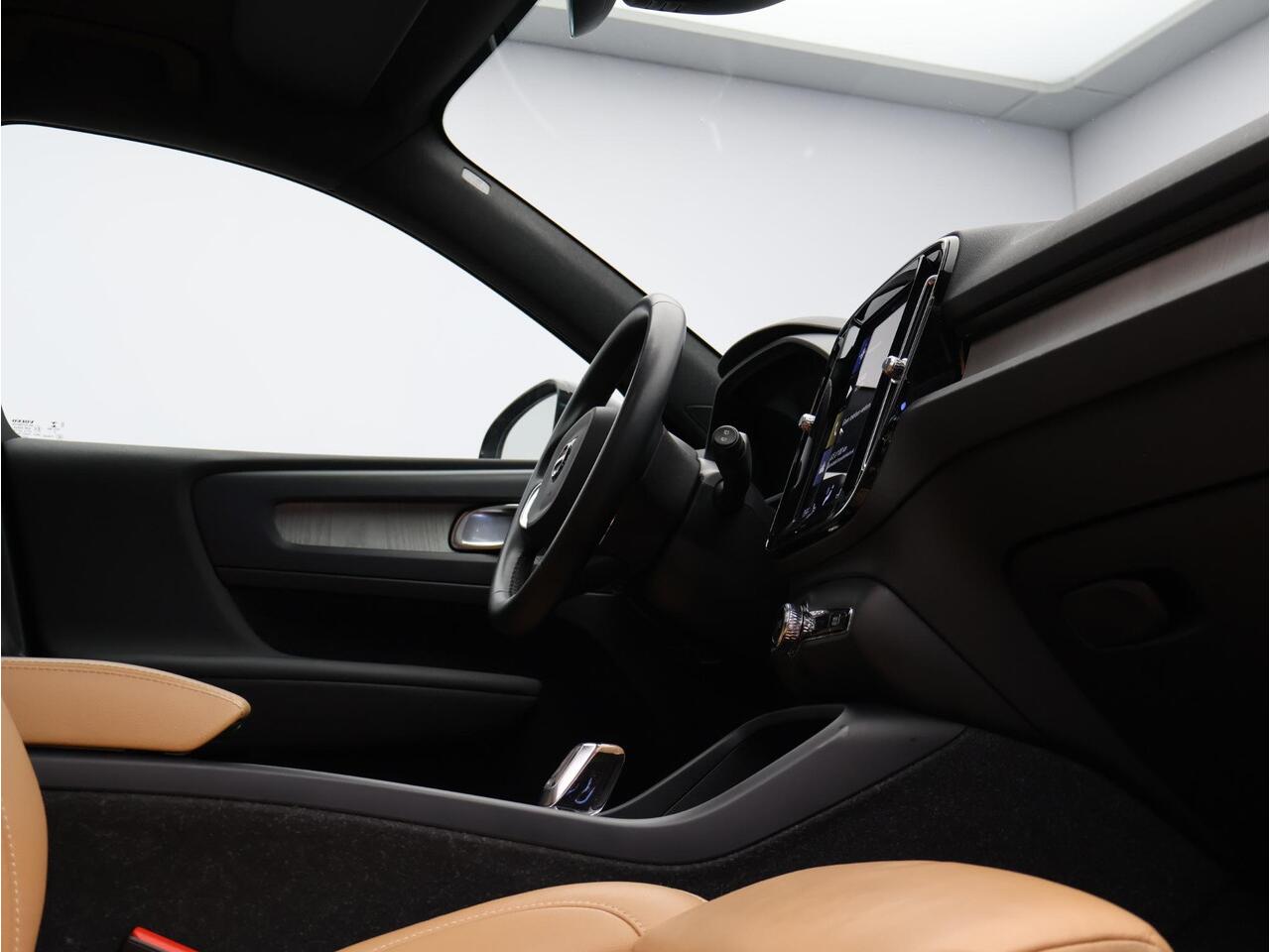 Volvo XC40 T4 Recharge Inscription / Trekhaak / Pan. dak / Styling kit / Privacy glass / Stoel+stuur+voorruitverwarming / Full led