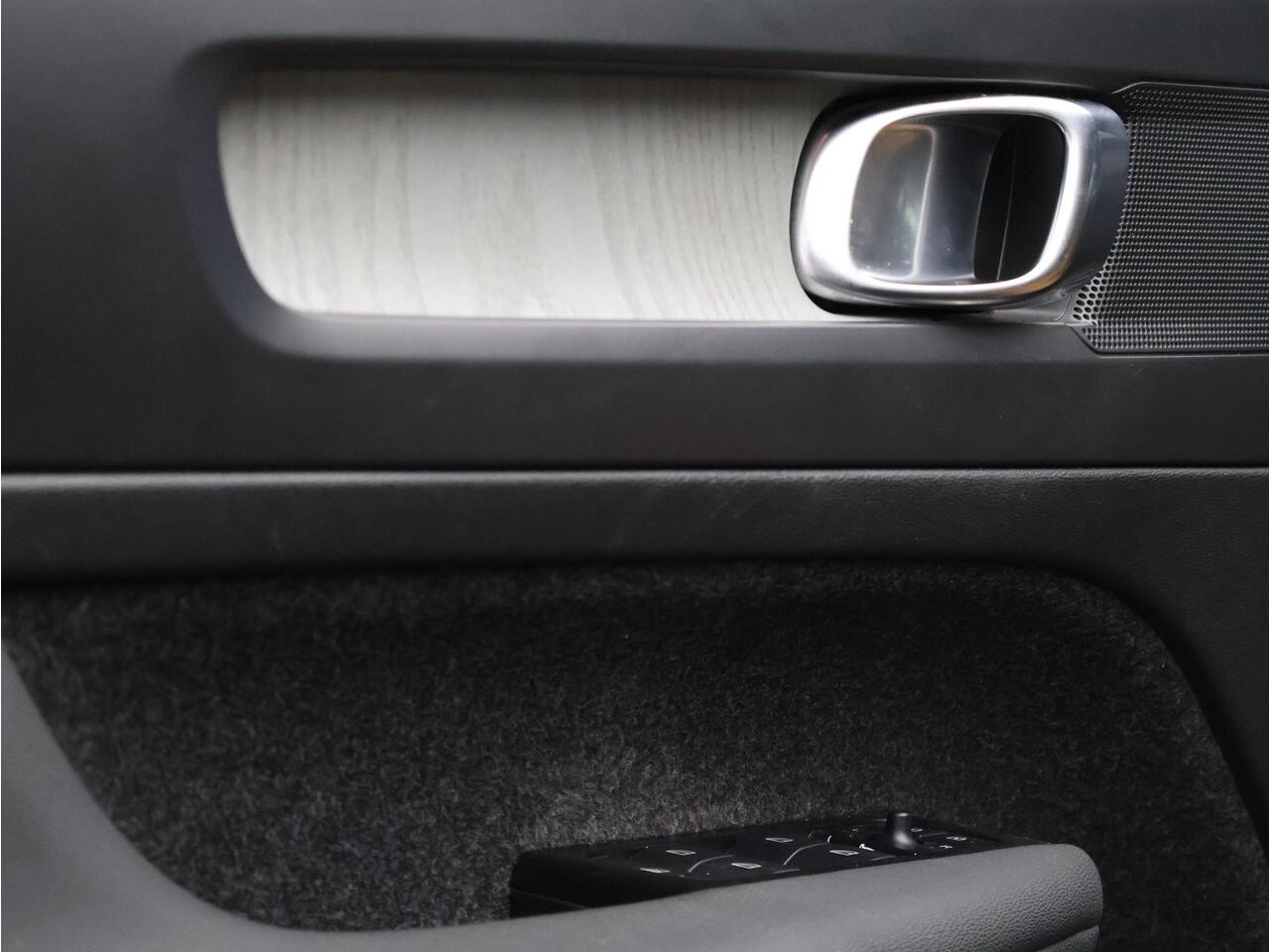 Volvo XC40 T4 Recharge Inscription / Trekhaak / Pan. dak / Styling kit / Privacy glass / Stoel+stuur+voorruitverwarming / Full led