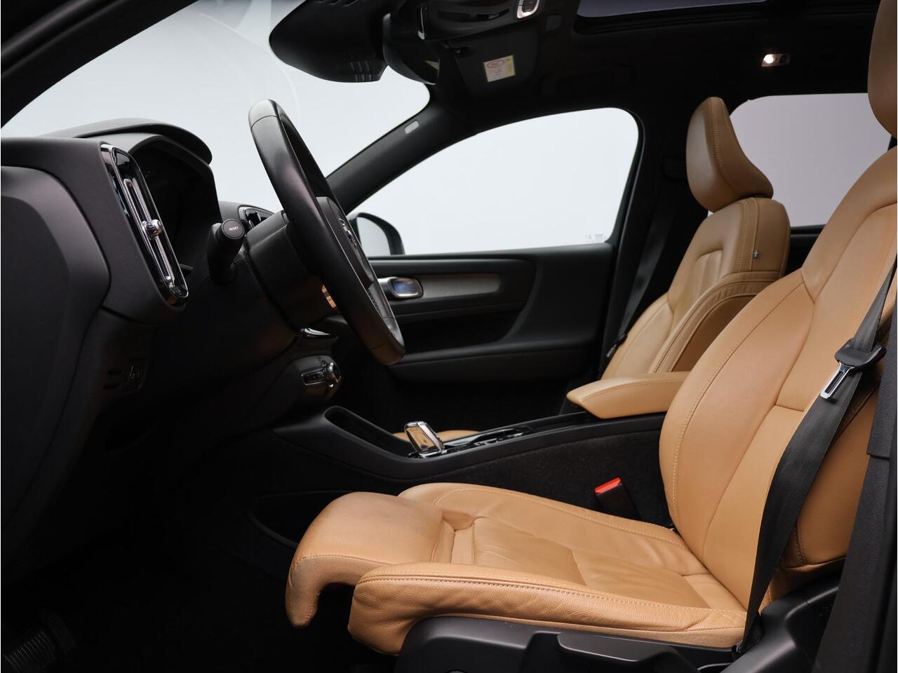 Volvo XC40 T4 Recharge Inscription / Trekhaak / Pan. dak / Styling kit / Privacy glass / Stoel+stuur+voorruitverwarming / Full led