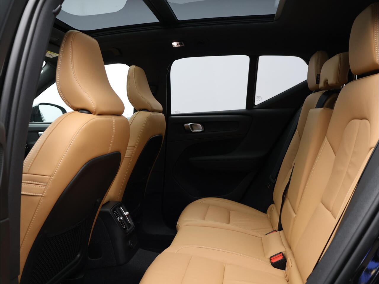 Volvo XC40 T4 Recharge Inscription / Trekhaak / Pan. dak / Styling kit / Privacy glass / Stoel+stuur+voorruitverwarming / Full led