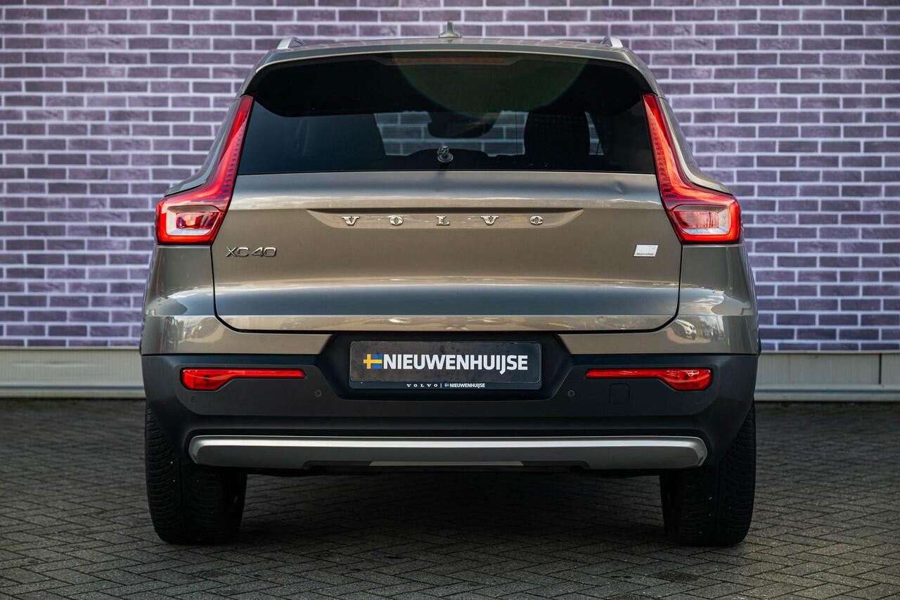 Volvo XC40 1.5 T4 Recharge Inscription | Trekhaak | Lederen Bekleding | Stoelverwarming | Parkeersensoren Voor en Achter | Parkeercamera | Donker Glas |
