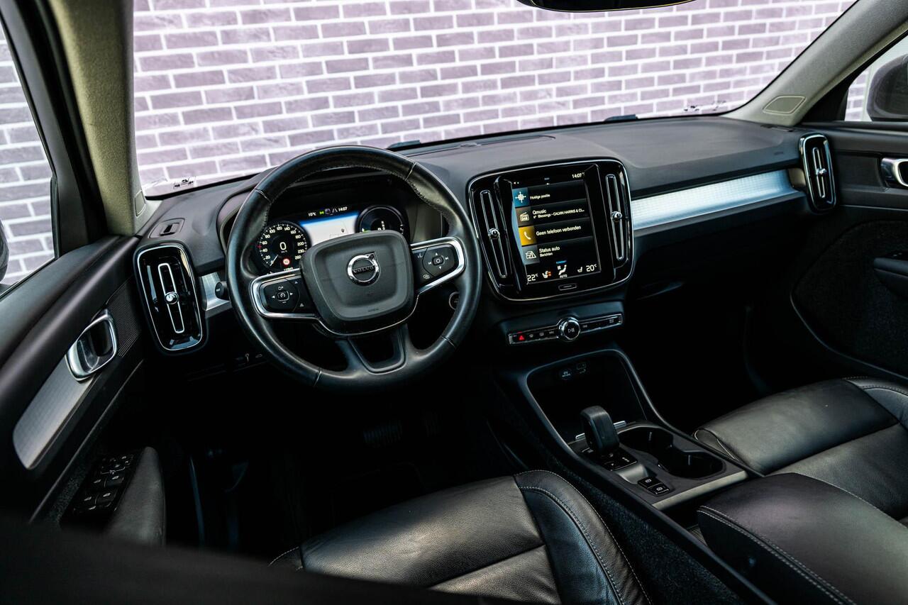 Volvo XC40 1.5 T4 Recharge Inscription | Trekhaak | Lederen Bekleding | Stoelverwarming | Parkeersensoren Voor en Achter | Parkeercamera | Donker Glas |