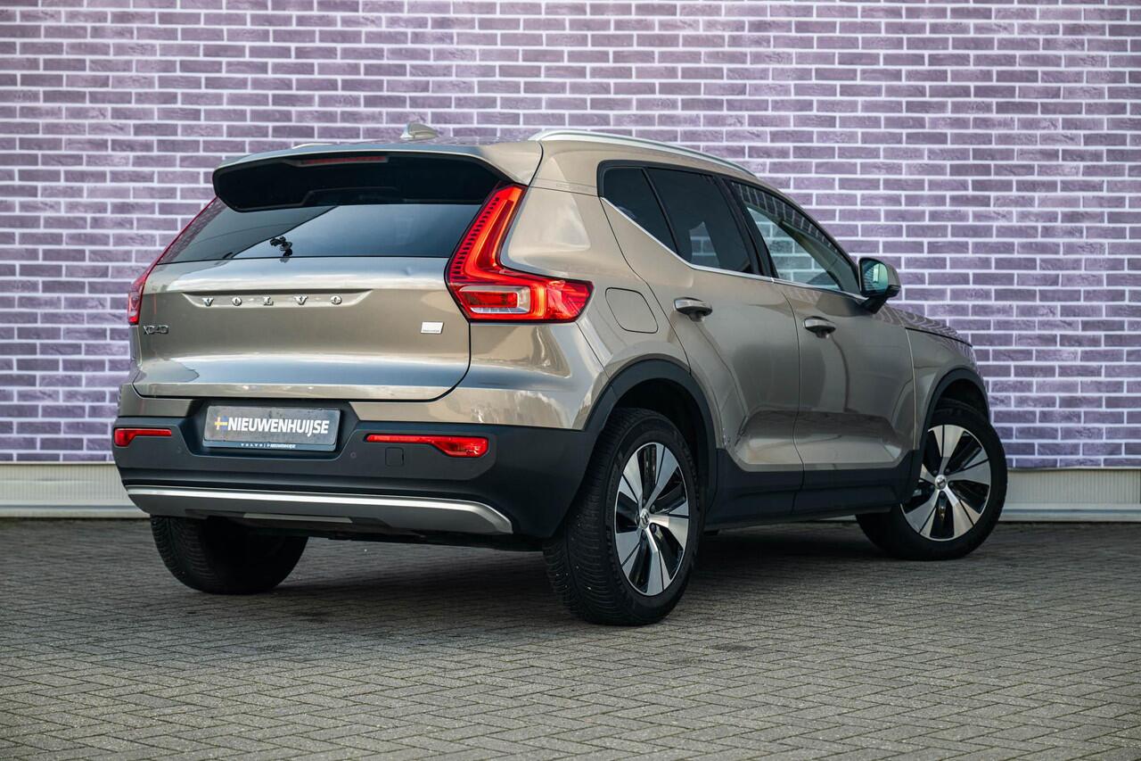 Volvo XC40 1.5 T4 Recharge Inscription | Trekhaak | Lederen Bekleding | Stoelverwarming | Parkeersensoren Voor en Achter | Parkeercamera | Donker Glas |