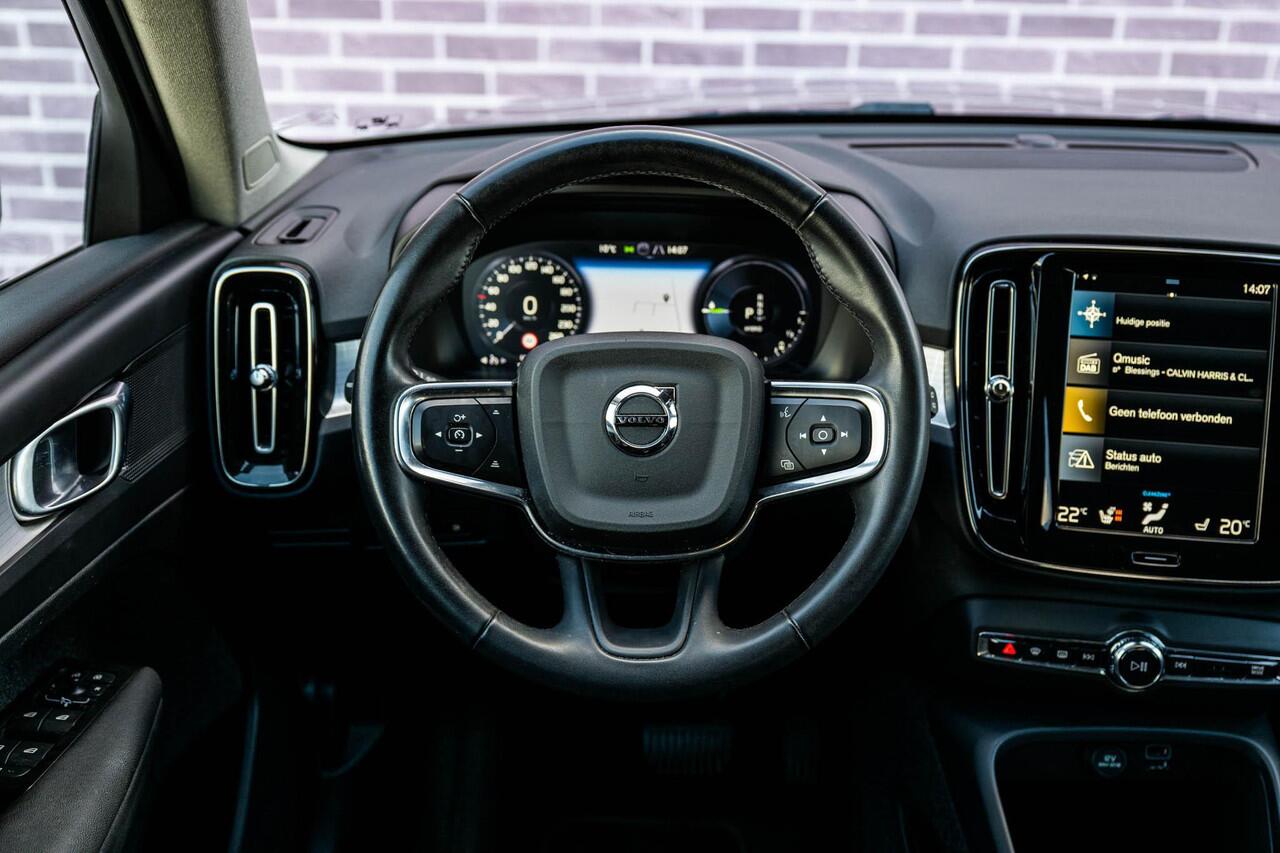 Volvo XC40 1.5 T4 Recharge Inscription | Trekhaak | Lederen Bekleding | Stoelverwarming | Parkeersensoren Voor en Achter | Parkeercamera | Donker Glas |
