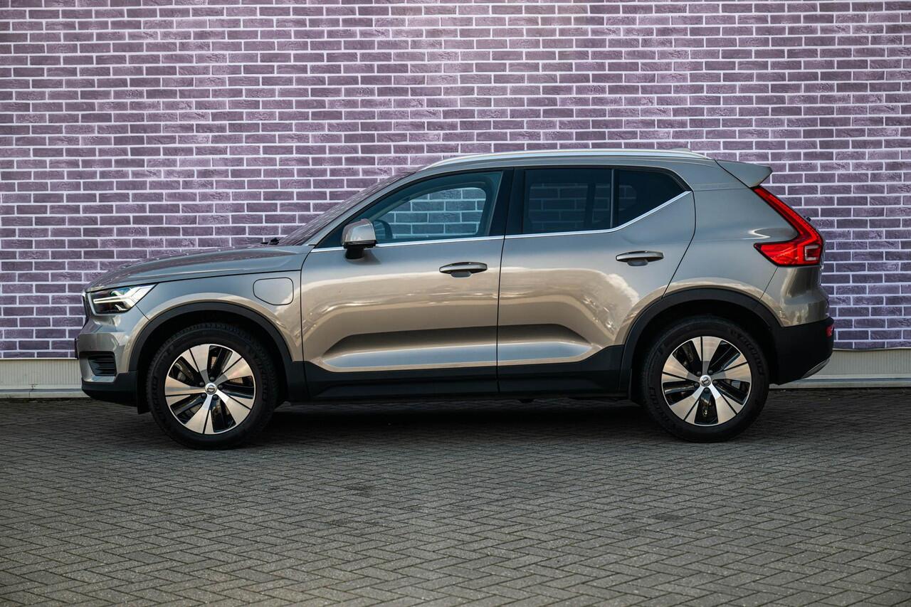 Volvo XC40 1.5 T4 Recharge Inscription | Trekhaak | Lederen Bekleding | Stoelverwarming | Parkeersensoren Voor en Achter | Parkeercamera | Donker Glas |