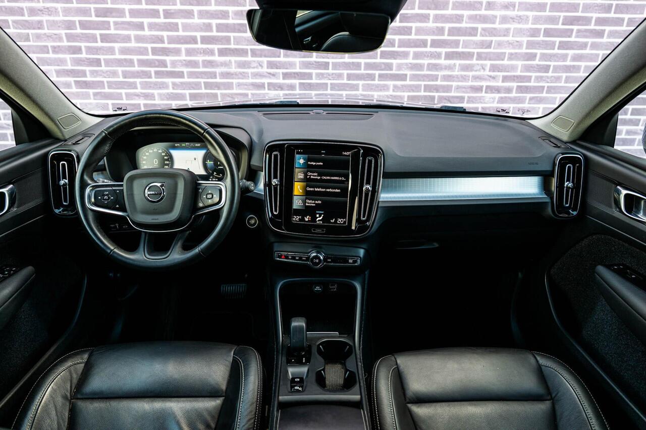 Volvo XC40 1.5 T4 Recharge Inscription | Trekhaak | Lederen Bekleding | Stoelverwarming | Parkeersensoren Voor en Achter | Parkeercamera | Donker Glas |