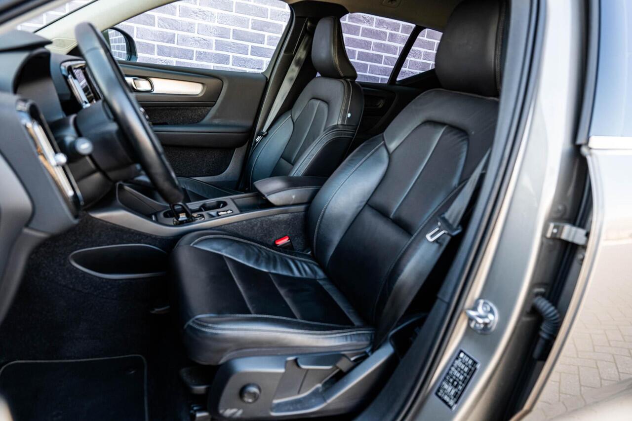 Volvo XC40 1.5 T4 Recharge Inscription | Trekhaak | Lederen Bekleding | Stoelverwarming | Parkeersensoren Voor en Achter | Parkeercamera | Donker Glas |
