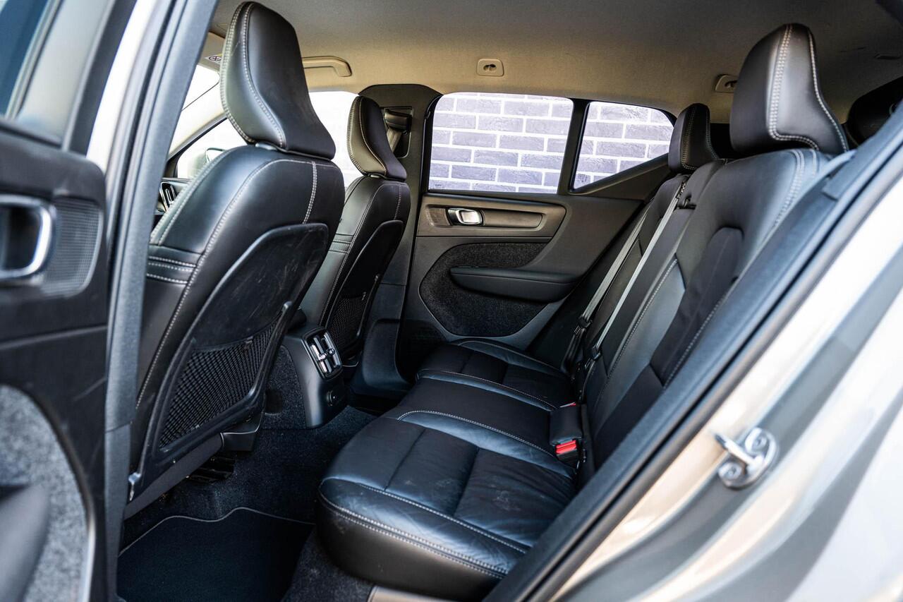 Volvo XC40 1.5 T4 Recharge Inscription | Trekhaak | Lederen Bekleding | Stoelverwarming | Parkeersensoren Voor en Achter | Parkeercamera | Donker Glas |