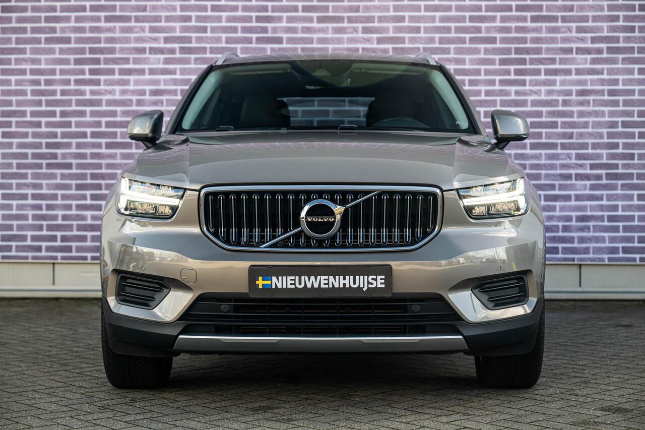 Volvo XC40 1.5 T4 Recharge Inscription | Trekhaak | Lederen Bekleding | Stoelverwarming | Parkeersensoren Voor en Achter | Parkeercamera | Donker Glas |
