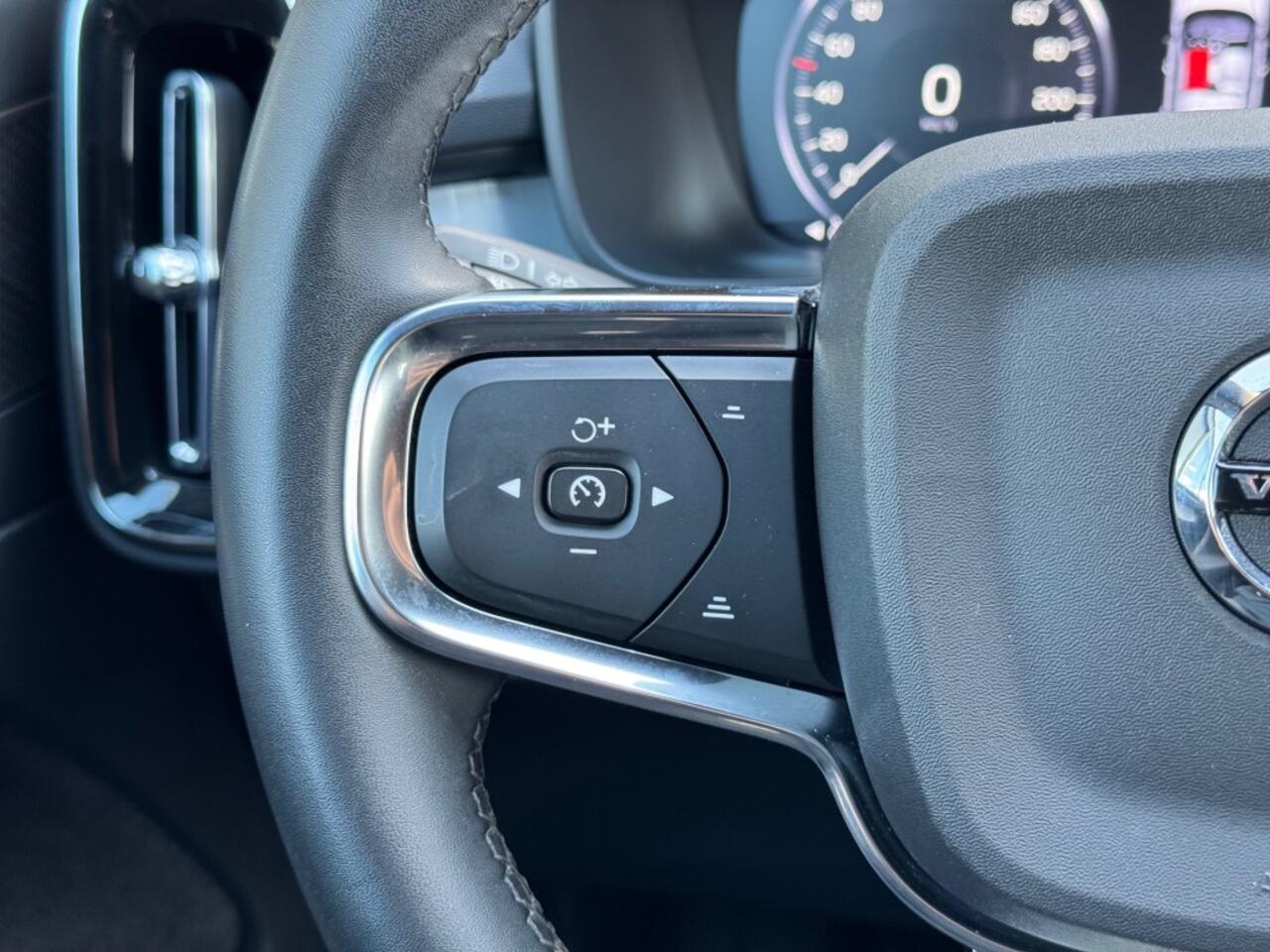 Volvo XC40 1.5 T4 Plus Dark - stoel/stuur verwarming - elec. stoelen - camera