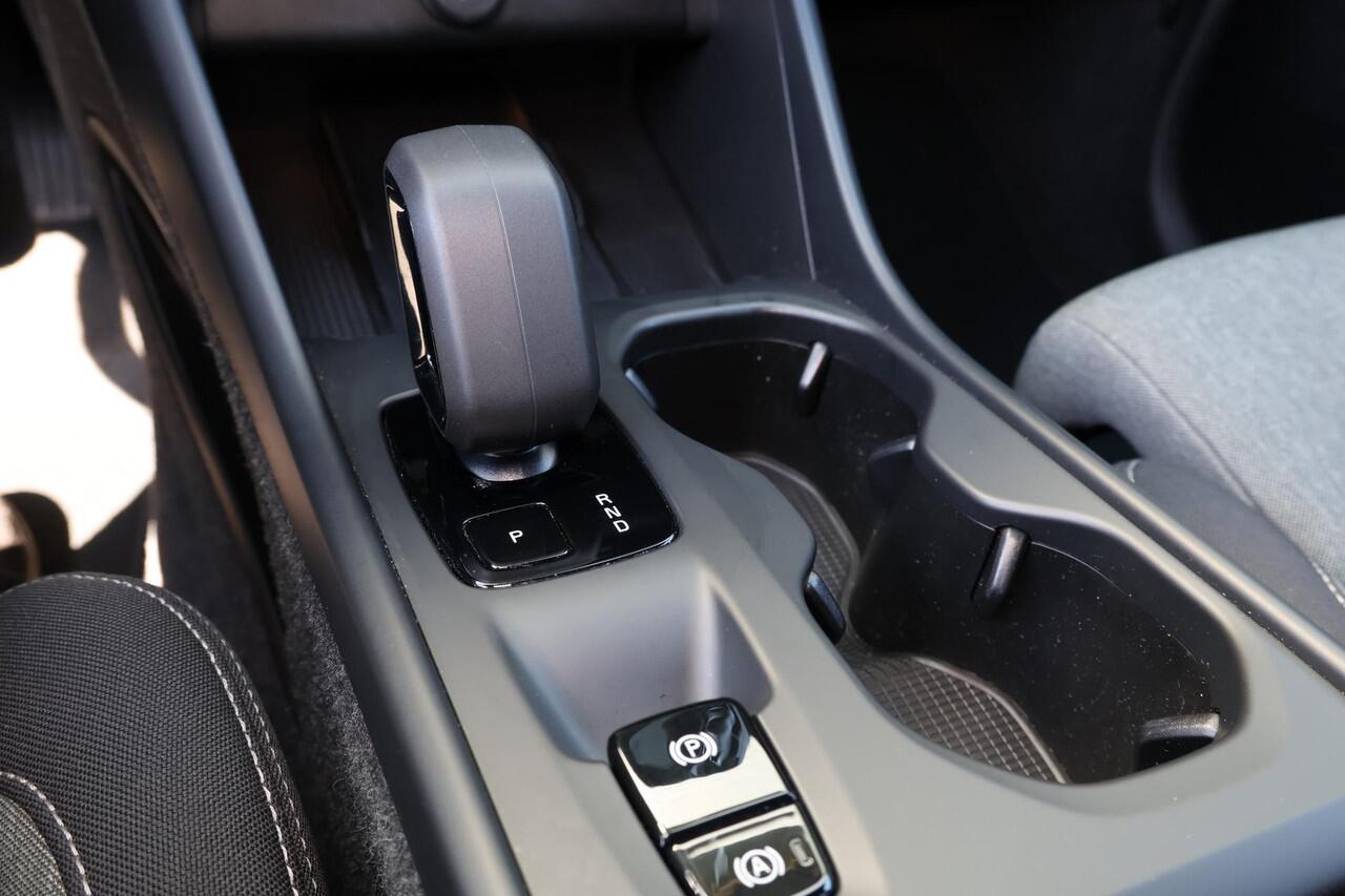 Volvo XC40 B4 Core - IntelliSafe Assist & Surround - Parkeercamera achter - Verwarmde voorstoelen, stuur & achterbank - Parkeersensoren voor & achter - Draadloze tel. lader - Standkachel - Extra getint glas - Elektr. inklapbare trekhaak - 18' LMV