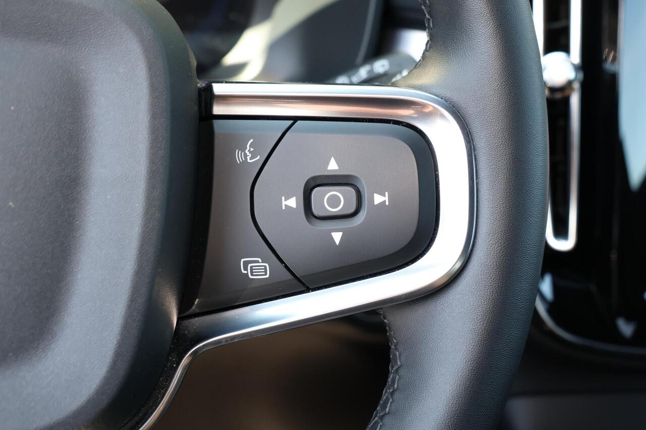 Volvo XC40 B4 Core - IntelliSafe Assist & Surround - Parkeercamera achter - Verwarmde voorstoelen, stuur & achterbank - Parkeersensoren voor & achter - Draadloze tel. lader - Standkachel - Extra getint glas - Elektr. inklapbare trekhaak - 18' LMV