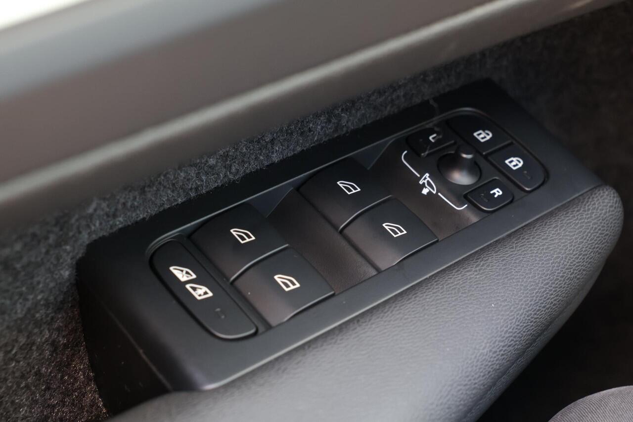 Volvo XC40 B4 Core - IntelliSafe Assist & Surround - Parkeercamera achter - Verwarmde voorstoelen, stuur & achterbank - Parkeersensoren voor & achter - Draadloze tel. lader - Standkachel - Extra getint glas - Elektr. inklapbare trekhaak - 18' LMV