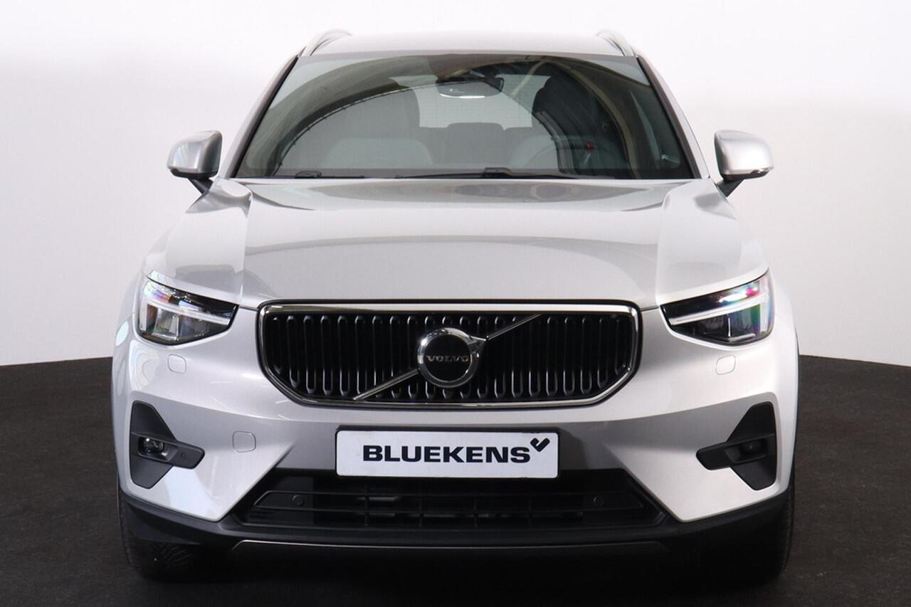 Volvo XC40 B4 Core - IntelliSafe Assist & Surround - Parkeercamera achter - Verwarmde voorstoelen, stuur & achterbank - Parkeersensoren voor & achter - Draadloze tel. lader - Standkachel - Extra getint glas - Elektr. inklapbare trekhaak - 18' LMV