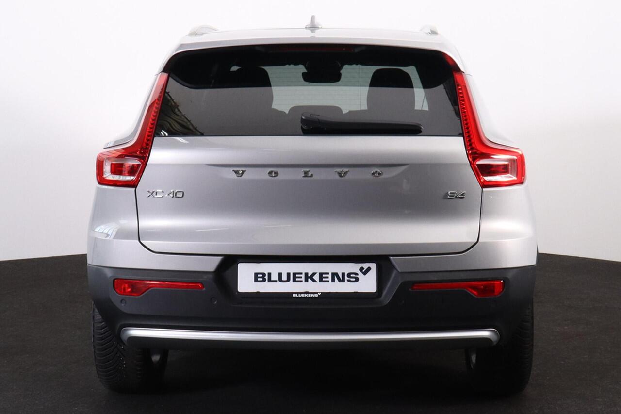 Volvo XC40 B4 Core - IntelliSafe Assist & Surround - Parkeercamera achter - Verwarmde voorstoelen, stuur & achterbank - Parkeersensoren voor & achter - Draadloze tel. lader - Standkachel - Extra getint glas - Elektr. inklapbare trekhaak - 18' LMV