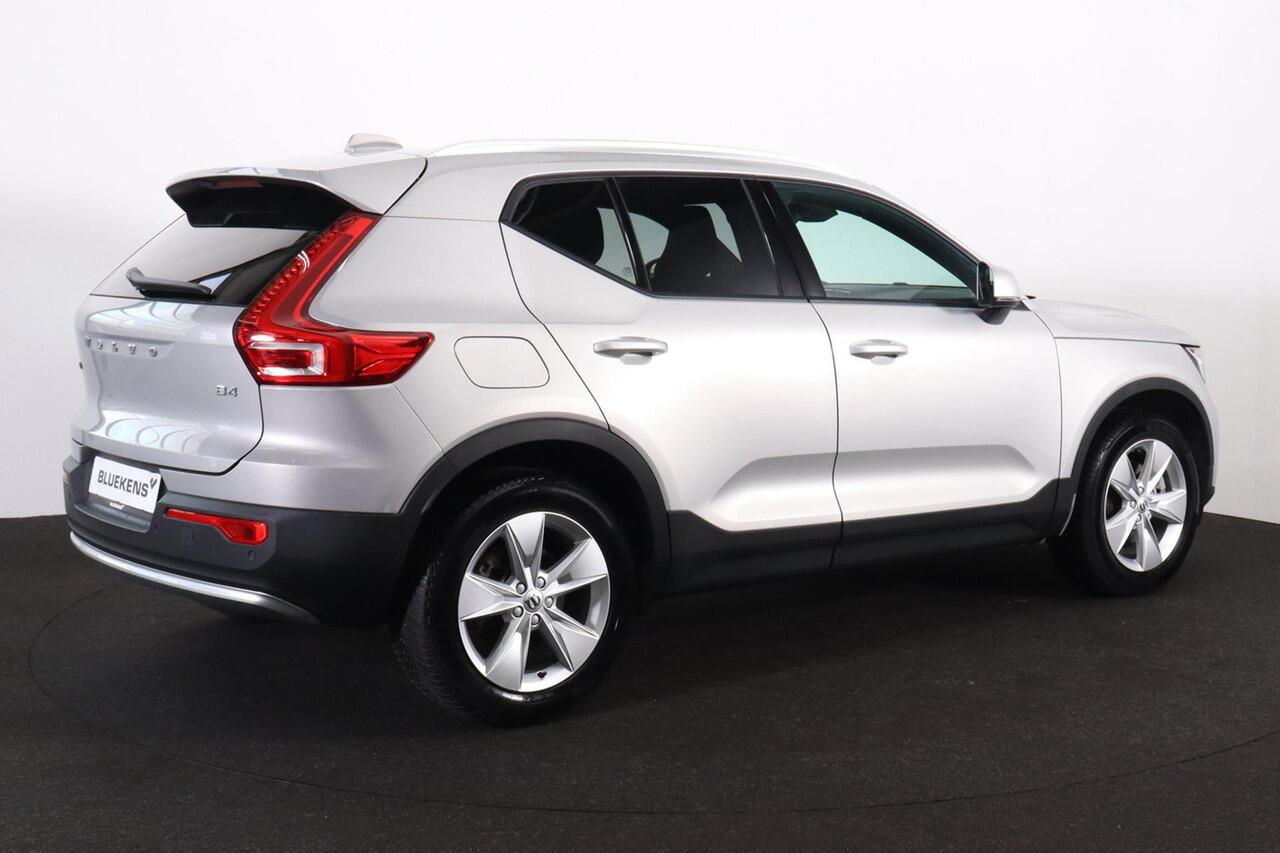 Volvo XC40 B4 Core - IntelliSafe Assist & Surround - Parkeercamera achter - Verwarmde voorstoelen, stuur & achterbank - Parkeersensoren voor & achter - Draadloze tel. lader - Standkachel - Extra getint glas - Elektr. inklapbare trekhaak - 18' LMV