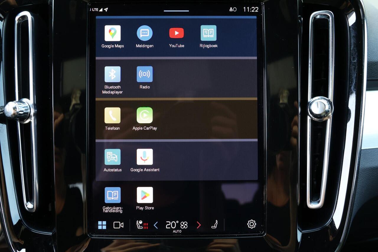 Volvo XC40 B4 Core - IntelliSafe Assist & Surround - Parkeercamera achter - Verwarmde voorstoelen, stuur & achterbank - Parkeersensoren voor & achter - Draadloze tel. lader - Standkachel - Extra getint glas - Elektr. inklapbare trekhaak - 18' LMV