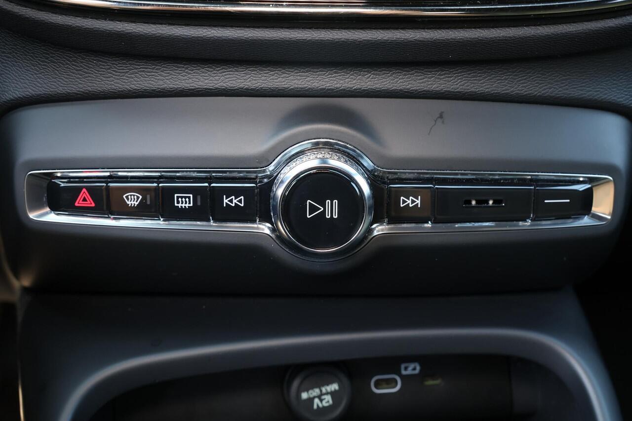 Volvo XC40 B4 Core - IntelliSafe Assist & Surround - Parkeercamera achter - Verwarmde voorstoelen, stuur & achterbank - Parkeersensoren voor & achter - Draadloze tel. lader - Standkachel - Extra getint glas - Elektr. inklapbare trekhaak - 18' LMV