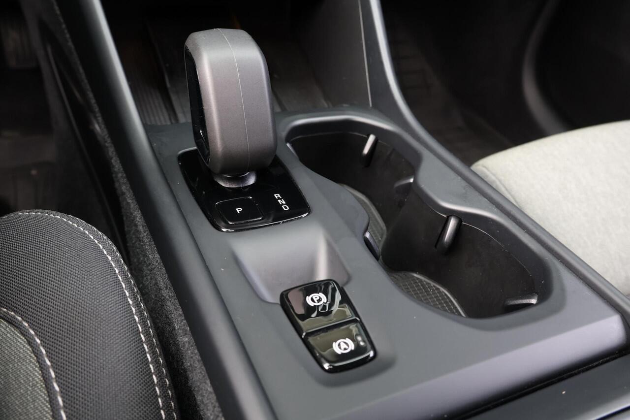 Volvo XC40 B4 Core - IntelliSafe Assist & Surround - Parkeercamera achter - Verwarmde voorstoelen, stuur & achterbank - Parkeersensoren voor & achter - Draadloze tel. lader - Standkachel - Extra getint glas - Elektr. inklapbare trekhaak - 18' LMV