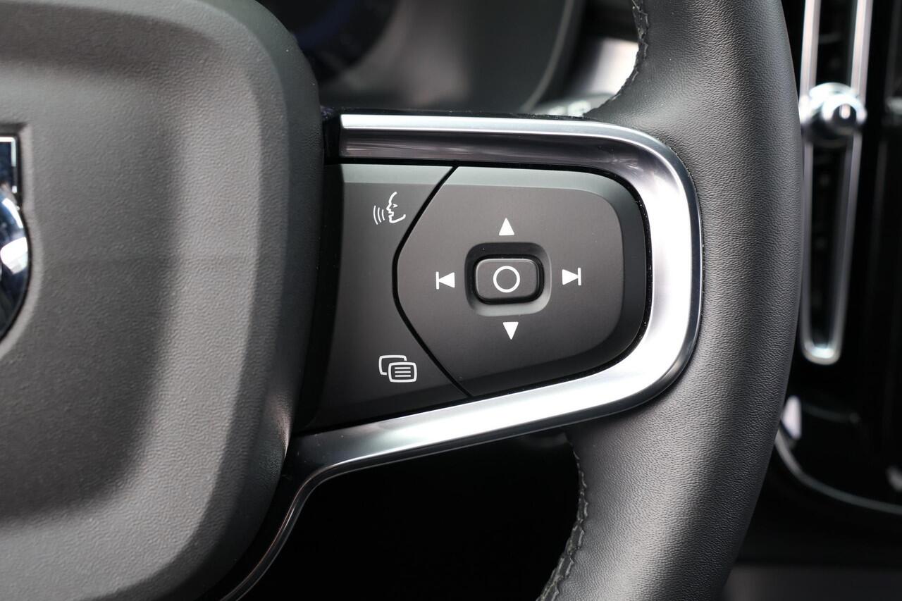 Volvo XC40 B4 Core - IntelliSafe Assist & Surround - Parkeercamera achter - Verwarmde voorstoelen, stuur & achterbank - Parkeersensoren voor & achter - Draadloze tel. lader - Standkachel - Extra getint glas - Elektr. inklapbare trekhaak - 18' LMV
