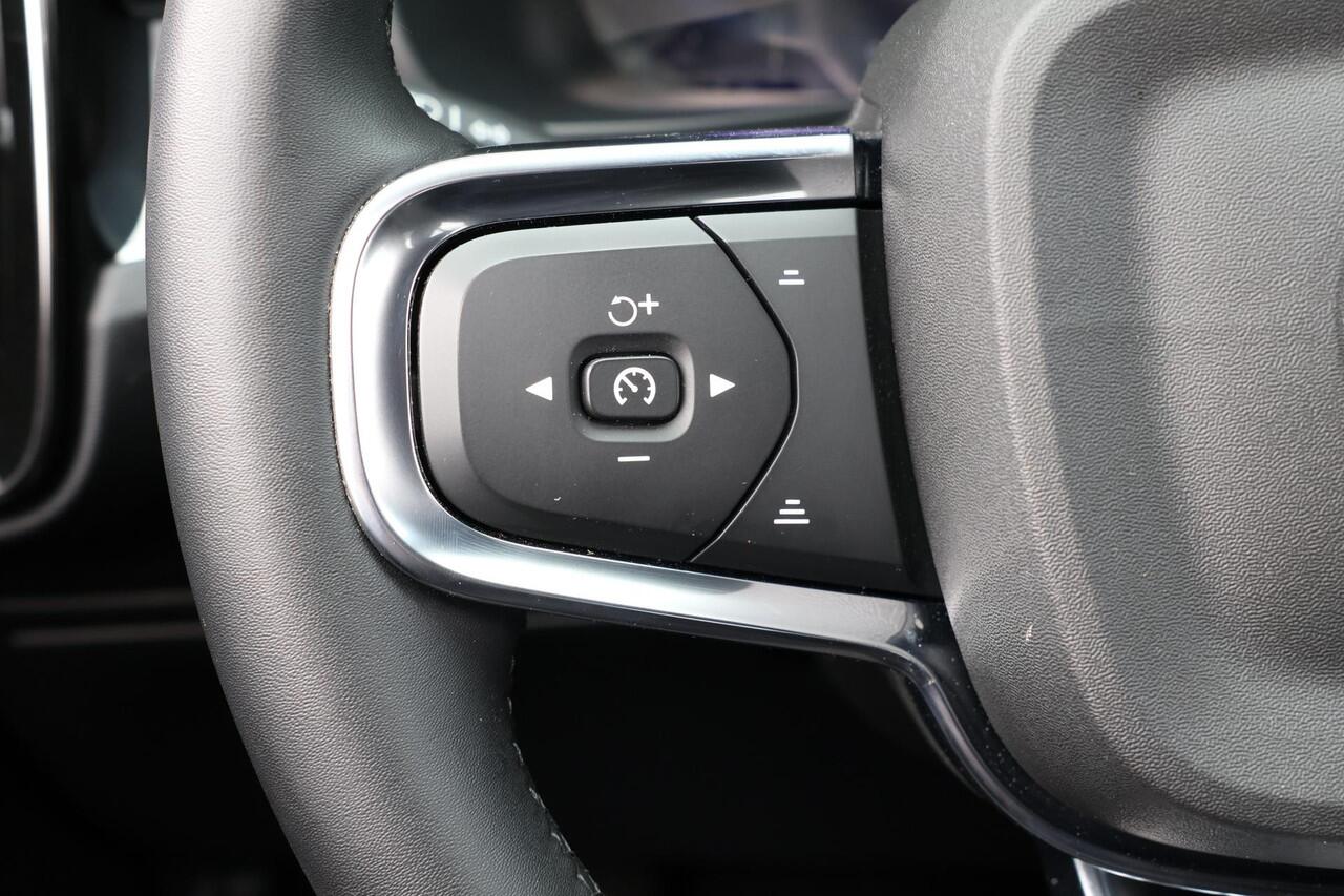 Volvo XC40 B4 Core - IntelliSafe Assist & Surround - Parkeercamera achter - Verwarmde voorstoelen, stuur & achterbank - Parkeersensoren voor & achter - Draadloze tel. lader - Standkachel - Extra getint glas - Elektr. inklapbare trekhaak - 18' LMV