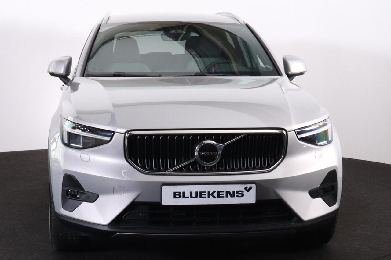 Volvo XC40 B4 Core - IntelliSafe Assist & Surround - Parkeercamera achter - Verwarmde voorstoelen, stuur & achterbank - Parkeersensoren voor & achter - Draadloze tel. lader - Standkachel - Extra getint glas - Elektr. inklapbare trekhaak - 18' LMV