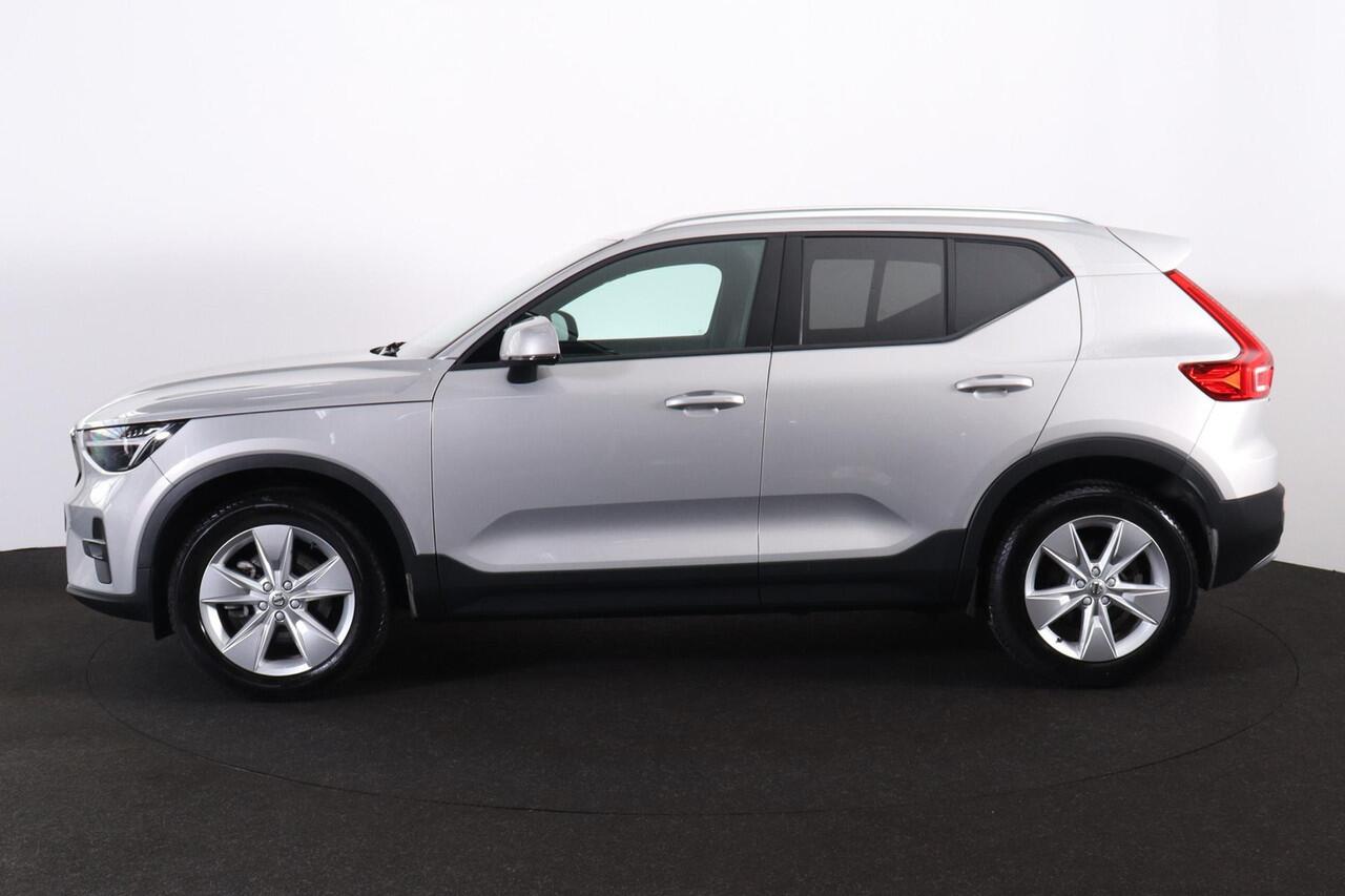 Volvo XC40 B4 Core - IntelliSafe Assist & Surround - Parkeercamera achter - Verwarmde voorstoelen, stuur & achterbank - Parkeersensoren voor & achter - Draadloze tel. lader - Standkachel - Extra getint glas - Elektr. inklapbare trekhaak - 18' LMV