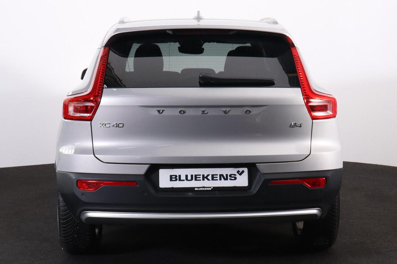 Volvo XC40 B4 Core - IntelliSafe Assist & Surround - Parkeercamera achter - Verwarmde voorstoelen, stuur & achterbank - Parkeersensoren voor & achter - Draadloze tel. lader - Standkachel - Extra getint glas - Elektr. inklapbare trekhaak - 18' LMV