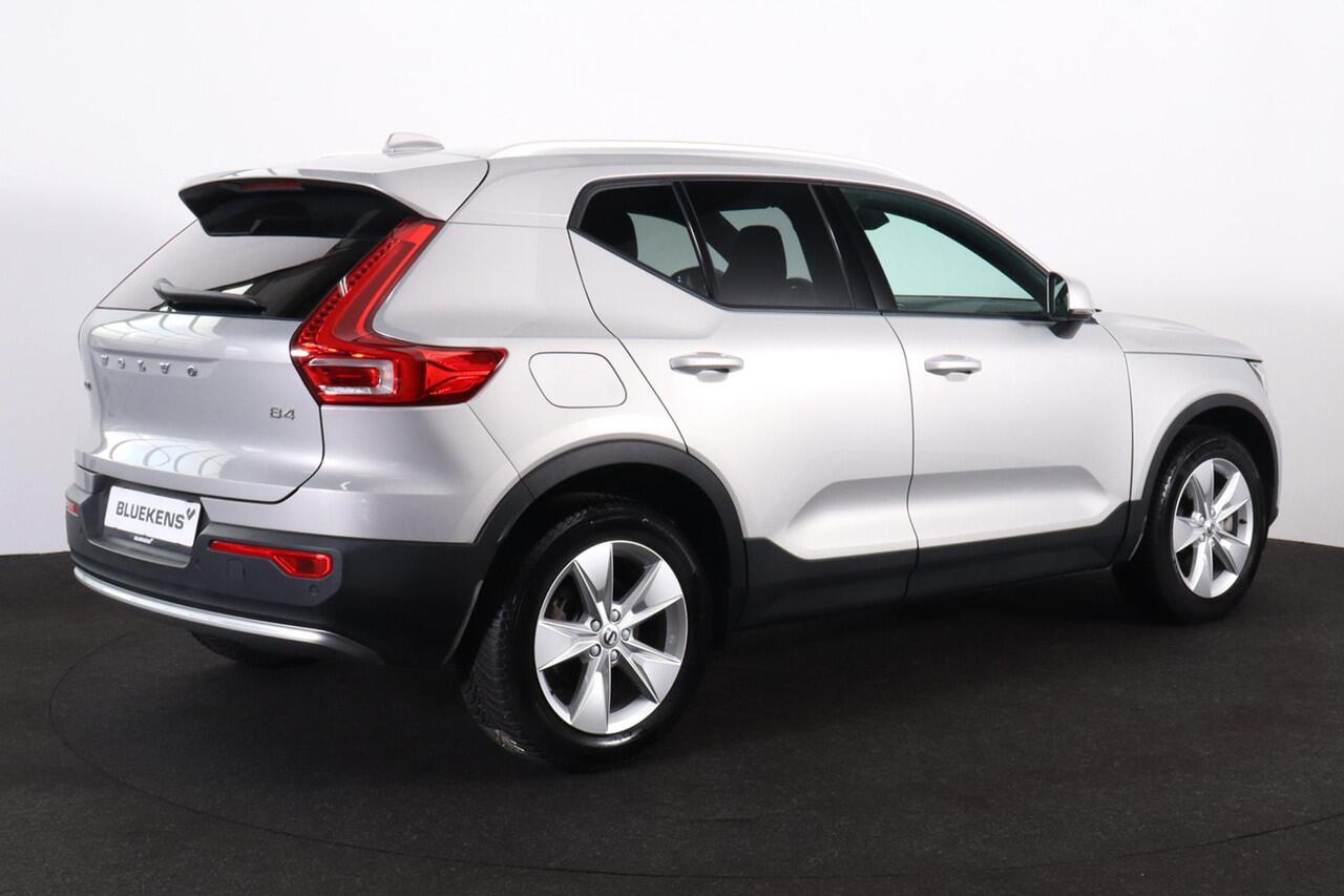 Volvo XC40 B4 Core - IntelliSafe Assist & Surround - Parkeercamera achter - Verwarmde voorstoelen, stuur & achterbank - Parkeersensoren voor & achter - Draadloze tel. lader - Standkachel - Extra getint glas - Elektr. inklapbare trekhaak - 18' LMV