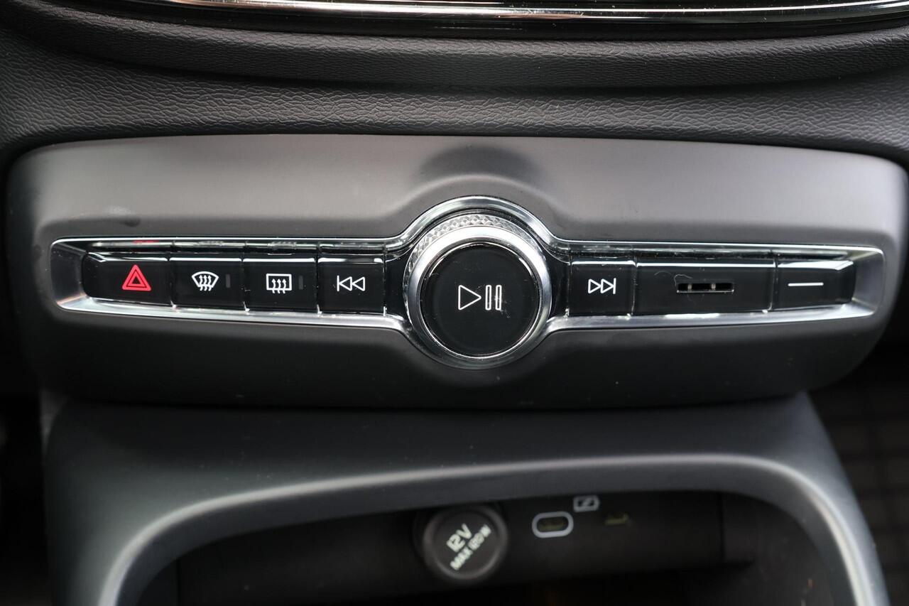 Volvo XC40 B4 Core - IntelliSafe Assist & Surround - Parkeercamera achter - Verwarmde voorstoelen, stuur & achterbank - Parkeersensoren voor & achter - Draadloze tel. lader - Standkachel - Extra getint glas - Elektr. inklapbare trekhaak - 18' LMV