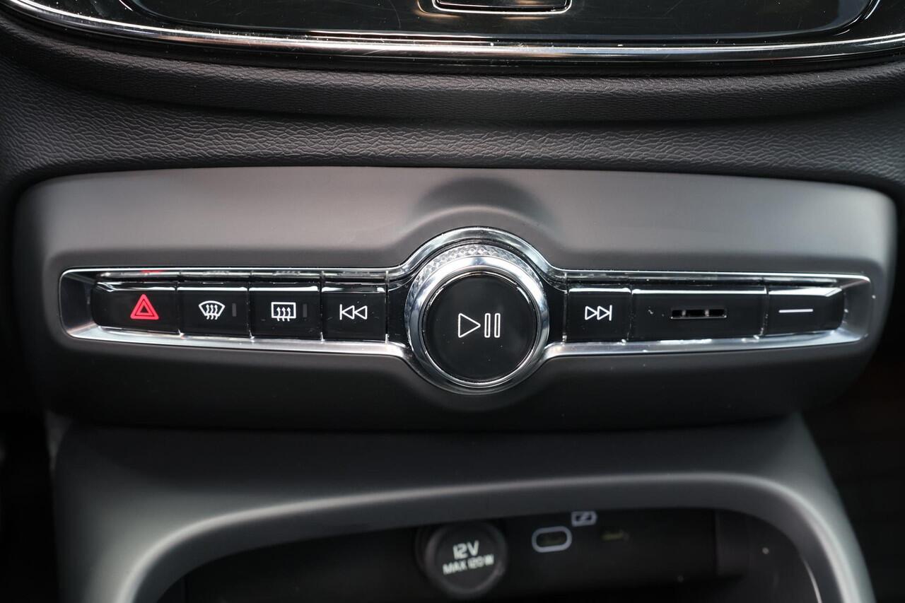 Volvo XC40 Recharge Twin Ultimate 78 kWh - Panorama/schuifdak - IntelliSafe Assist & Surround - 360º Camera - Harman/Kardon audio - Verwarmde voorstoelen, stuur & achterbank - Parkeersensoren voor & achter - Elektr. bedienb. voorstoelen met geheugen links - Draadloz