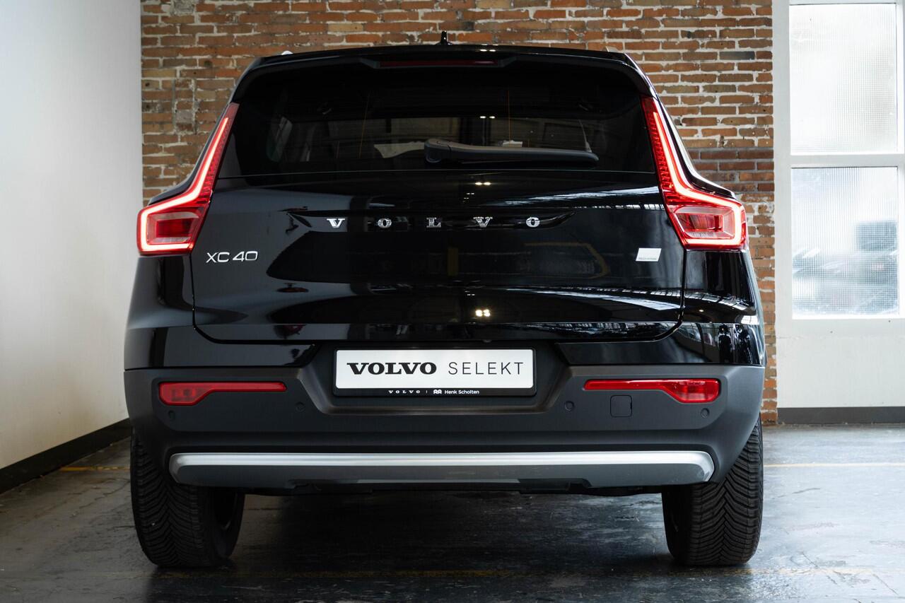 Volvo XC40 T4 Recharge Inscription | 360° Parkeercamera | Semi Electrische Wegklapbare trekhaak | 4-Seizoenenbanden | Draadloze telefoonlader | Panoramadak | Harman Kardon Premium Audio | Stoel en Stuurwielverwarming | Parkeersensoren voor + achter | Parkeerverwarmi