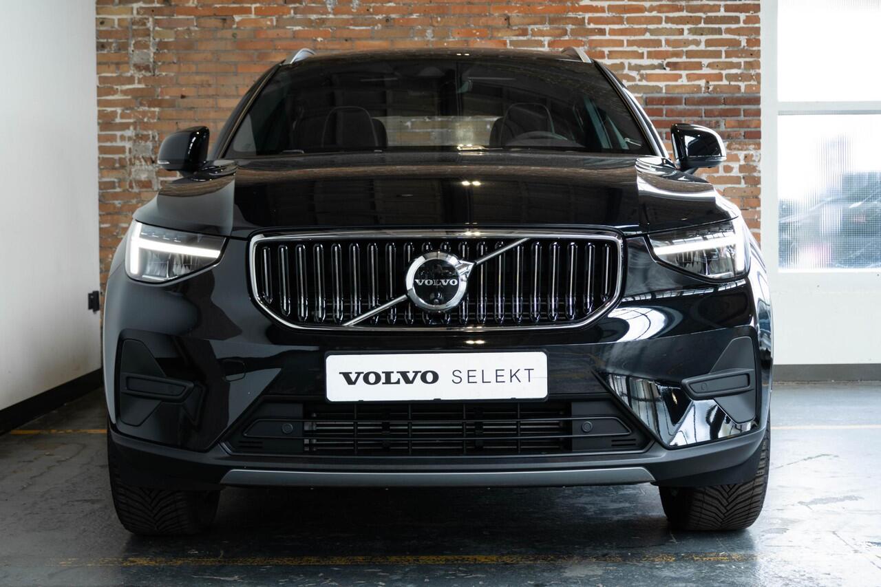 Volvo XC40 T4 Recharge Inscription | 360° Parkeercamera | Semi Electrische Wegklapbare trekhaak | 4-Seizoenenbanden | Draadloze telefoonlader | Panoramadak | Harman Kardon Premium Audio | Stoel en Stuurwielverwarming | Parkeersensoren voor + achter | Parkeerverwarmi