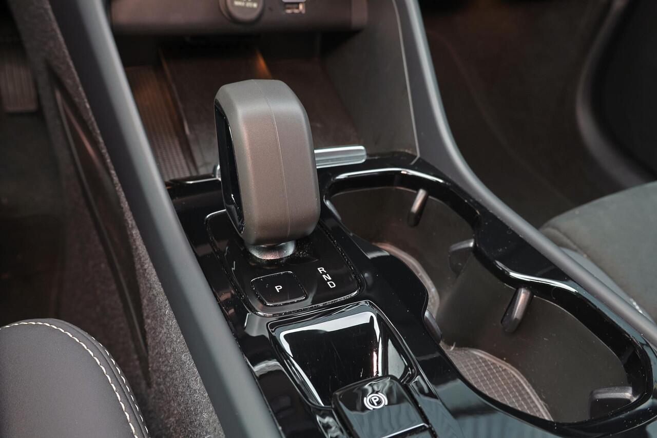 Volvo XC40 T5 Recharge Plus Dark - IntelliSafe Assist - 360º Camera - Harman/Kardon audio - Verwarmde voorstoelen & stuur - Parkeersensoren voor & achter - Elektr. bedienb. voorstoelen met geheugen links - Draadloze tel. lader - Extra getint glas - 19' LMV