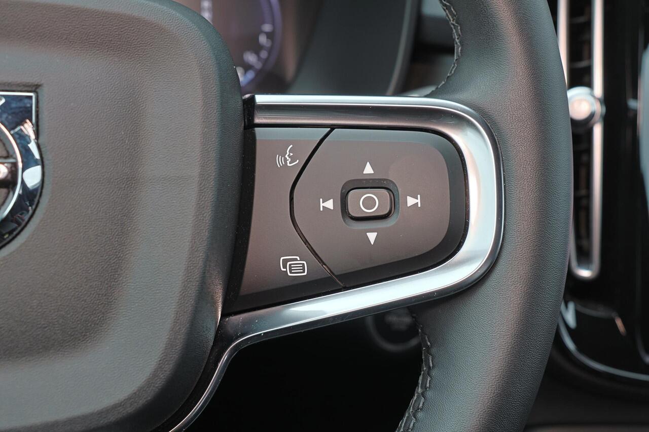 Volvo XC40 T5 Recharge Plus Dark - IntelliSafe Assist - 360º Camera - Harman/Kardon audio - Verwarmde voorstoelen & stuur - Parkeersensoren voor & achter - Elektr. bedienb. voorstoelen met geheugen links - Draadloze tel. lader - Extra getint glas - 19' LMV