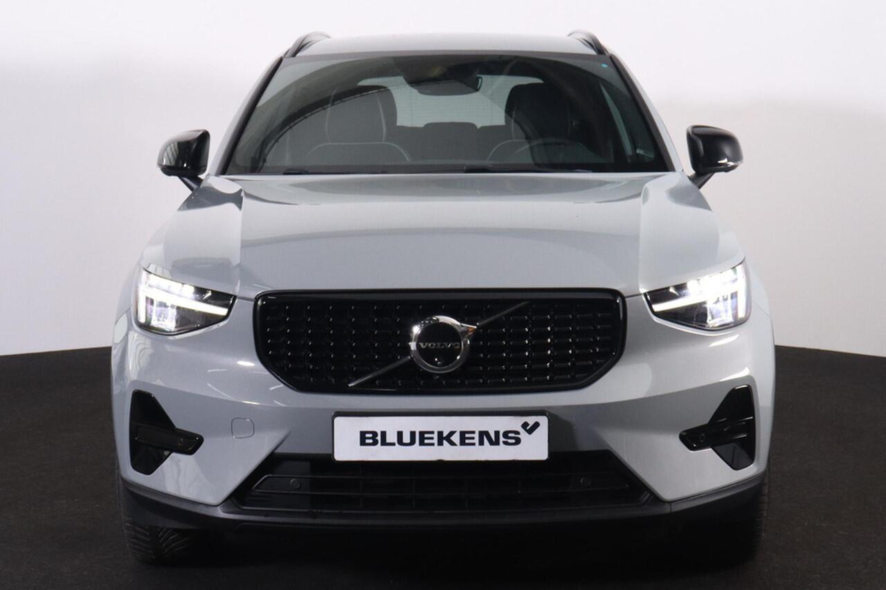 Volvo XC40 T5 Recharge Plus Dark - IntelliSafe Assist - 360º Camera - Harman/Kardon audio - Verwarmde voorstoelen & stuur - Parkeersensoren voor & achter - Elektr. bedienb. voorstoelen met geheugen links - Draadloze tel. lader - Extra getint glas - 19' LMV