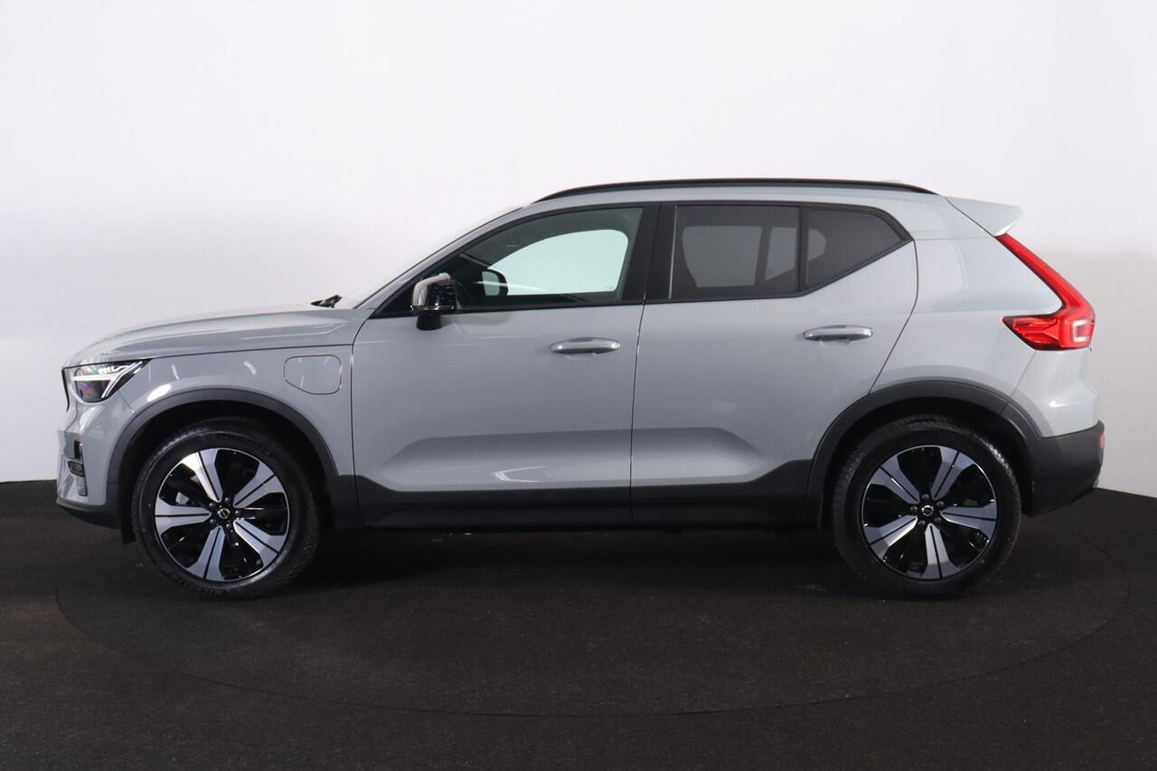 Volvo XC40 T5 Recharge Plus Dark - IntelliSafe Assist - 360º Camera - Harman/Kardon audio - Verwarmde voorstoelen & stuur - Parkeersensoren voor & achter - Elektr. bedienb. voorstoelen met geheugen links - Draadloze tel. lader - Extra getint glas - 19' LMV