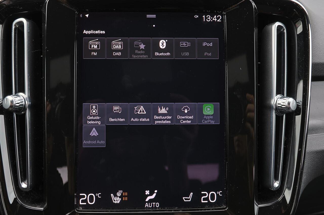 Volvo XC40 T5 Recharge Plus Dark - IntelliSafe Assist - 360º Camera - Harman/Kardon audio - Verwarmde voorstoelen & stuur - Parkeersensoren voor & achter - Elektr. bedienb. voorstoelen met geheugen links - Draadloze tel. lader - Extra getint glas - 19' LMV